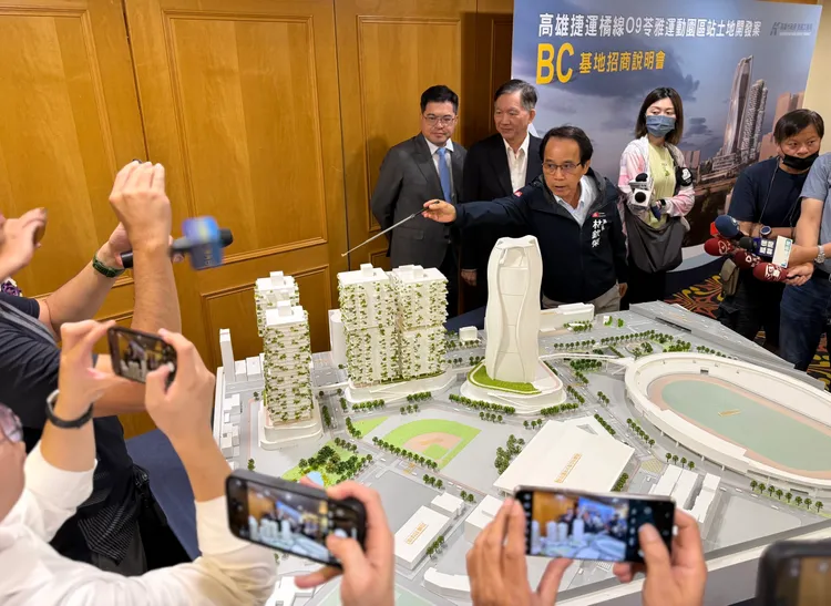 高雄招商引資卓越，但不斷推出聯開案與公辦都更，已預約未來幾年市場供給，而得標廠商往往多數是指標上市櫃建商，完工高峰期將落在2030年前後。葉家銘攝