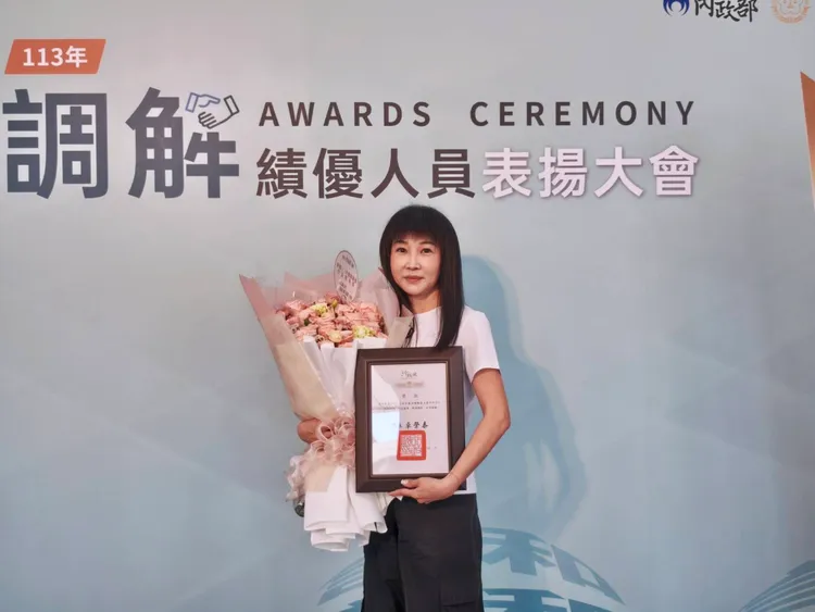 蔡淑君連續14年獲獎，而且獎項一年比一年還高，更是唯一獲獎的議員。翻攝畫面