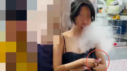 暴乳低胸妹路倒街頭!警察到場關懷 她竟掏出電子菸吸起「喪屍菸彈」