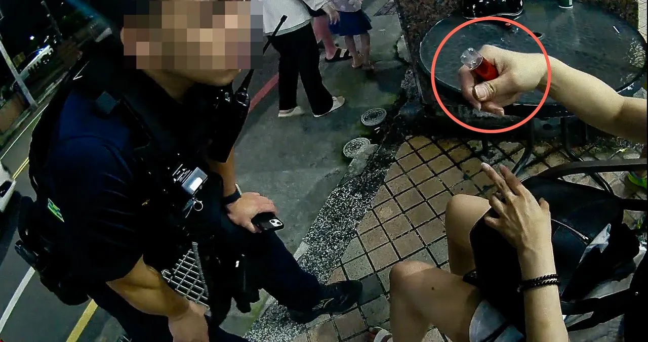 爆乳妹当街吸食「丧尸烟弹」,警方随即依法带返所侦办。翻摄画面