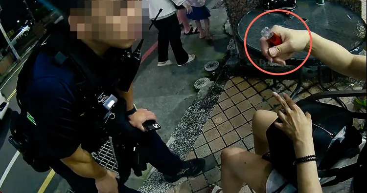 爆乳妹當街吸食「喪屍菸彈」，警方隨即依法帶返所偵辦。翻攝畫面