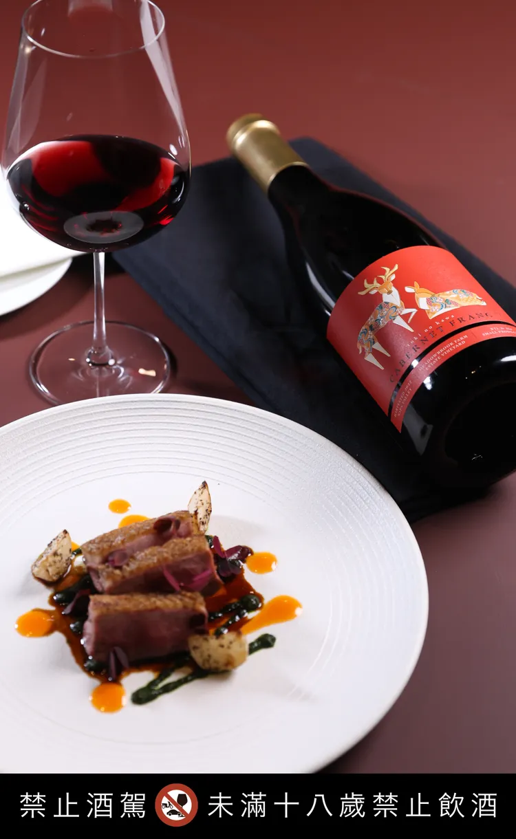 KANPAI加州乾杯酒莊推出「2022時之川卡本內弗朗紅酒」，來自納帕谷海丘區葡萄園，80% Cabernet Franc 混釀，陳釀18個月，帶黑櫻桃、李子與香草氣息，展現全新風貌。彭欣偉攝