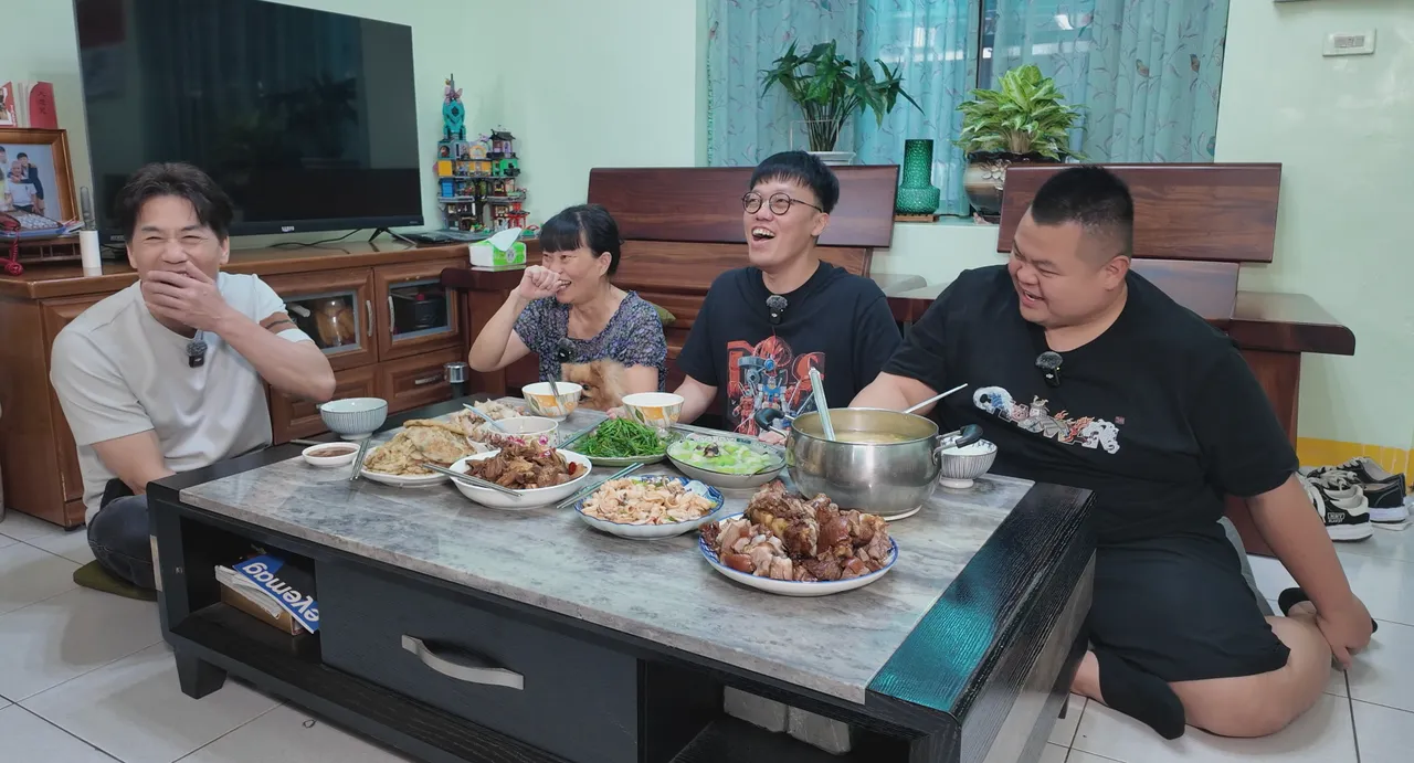 罗时丰被铁胡椒妈糗吐槽讲话都套路。「大牛比较揽」提供