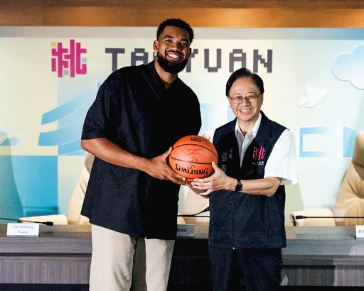 5屆NBA全明星唐斯拜訪桃園市政府 熱愛籃球的張善政市長熱情歡迎