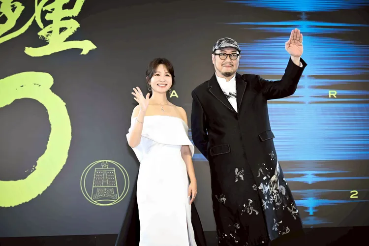 吳怡霈（左）與林哲修分享主持廣播節目的心路歷程及訪問經驗。三立提供