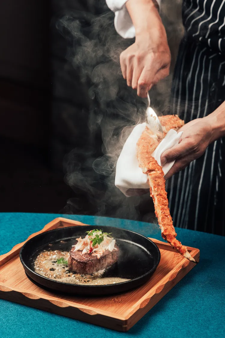 「蟹逅法饌．帝王蟹海陸饗宴」七夕限定四道式套餐4280元，搶攻浪漫商機。台北君悅酒店提供