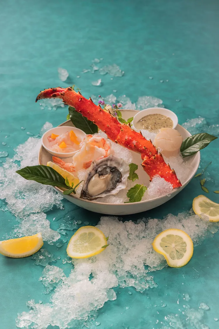 套餐前菜嚴選帝王蟹腳、法國生蠔黑珍珠、蜜柑鯛生魚薄片等清爽開胃。台北君悅酒店提供