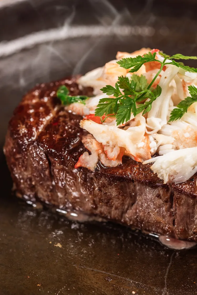 主餐「奶油帝王蟹與夏多布里昂菲力牛排 」。台北君悅酒店提供