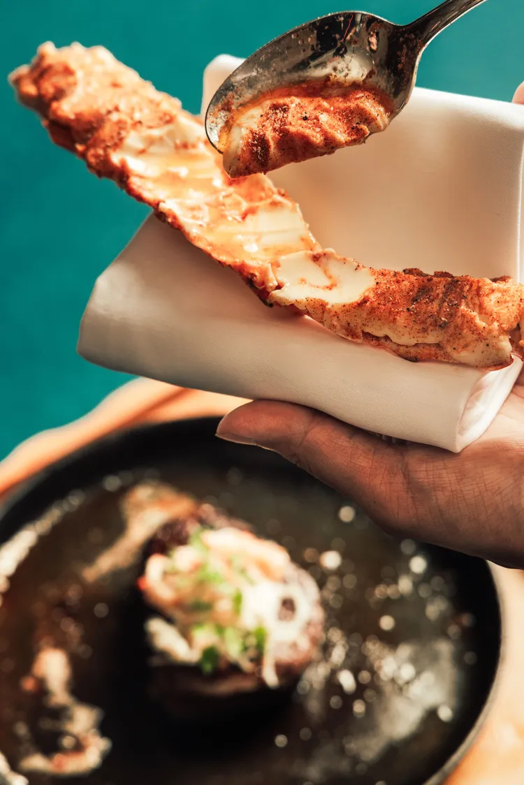 主廚獨具巧思打造「仿真帝王蟹腳」香料奶油，搭配桌邊服務增添尊榮體驗。台北君悅酒店提供