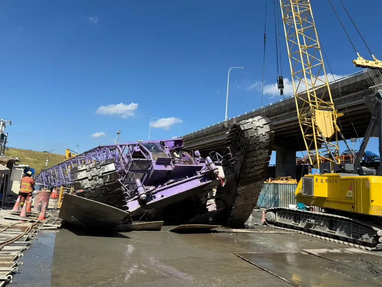 吊車翻覆後吊臂砸落。翻攝畫面