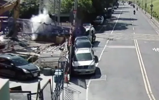 捷运环状线出事!「吊臂砸落」19秒惊悚影片曝 BMW遭殃了