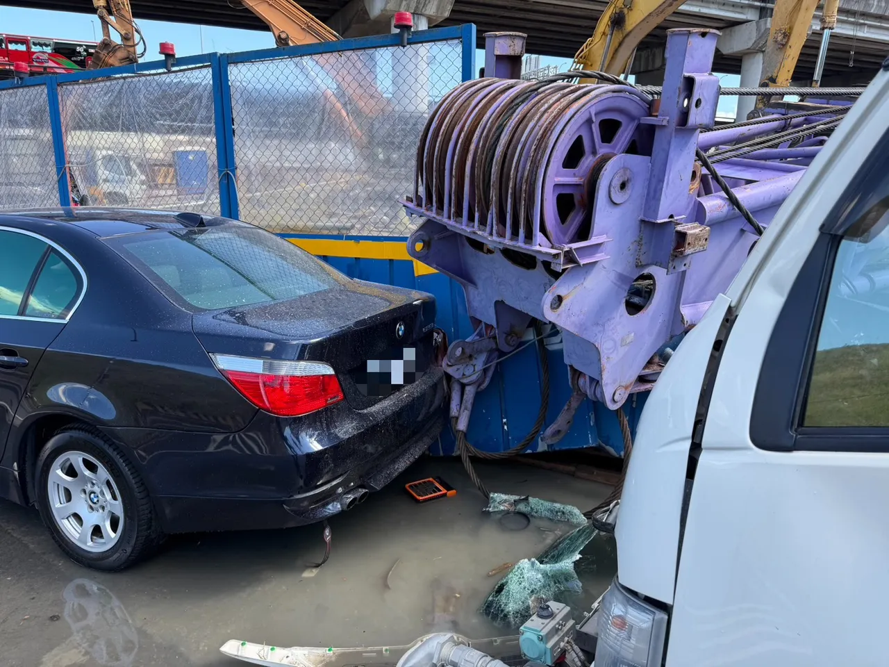 路边的BMW也遭殃。翻摄画面