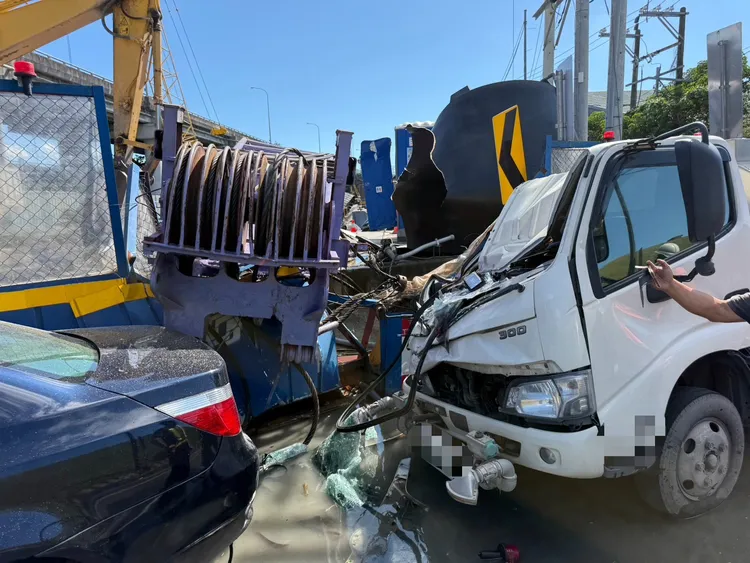 灑水車遭吊臂砸中。翻攝畫面