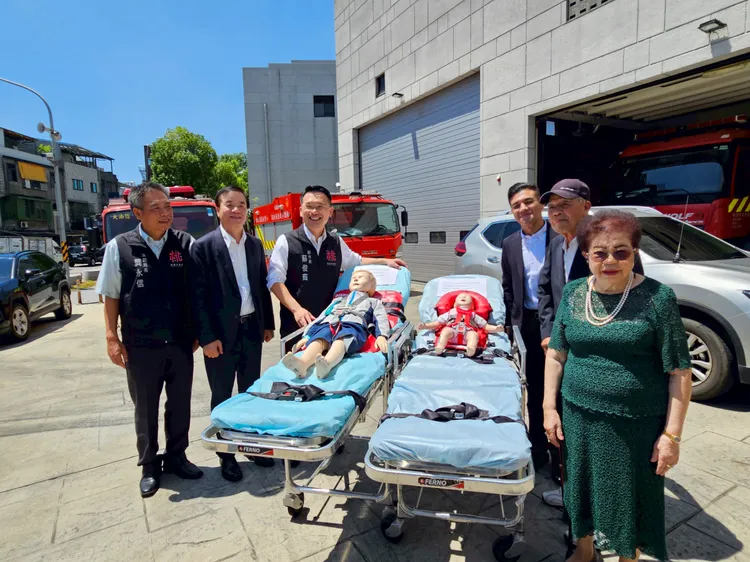 救護車上配備嬰幼童單架床固定裝置。桃園市消防局提供