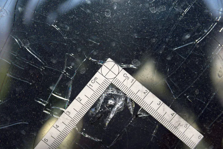 住戶窗戶玻璃被彈珠擊中。民眾提供