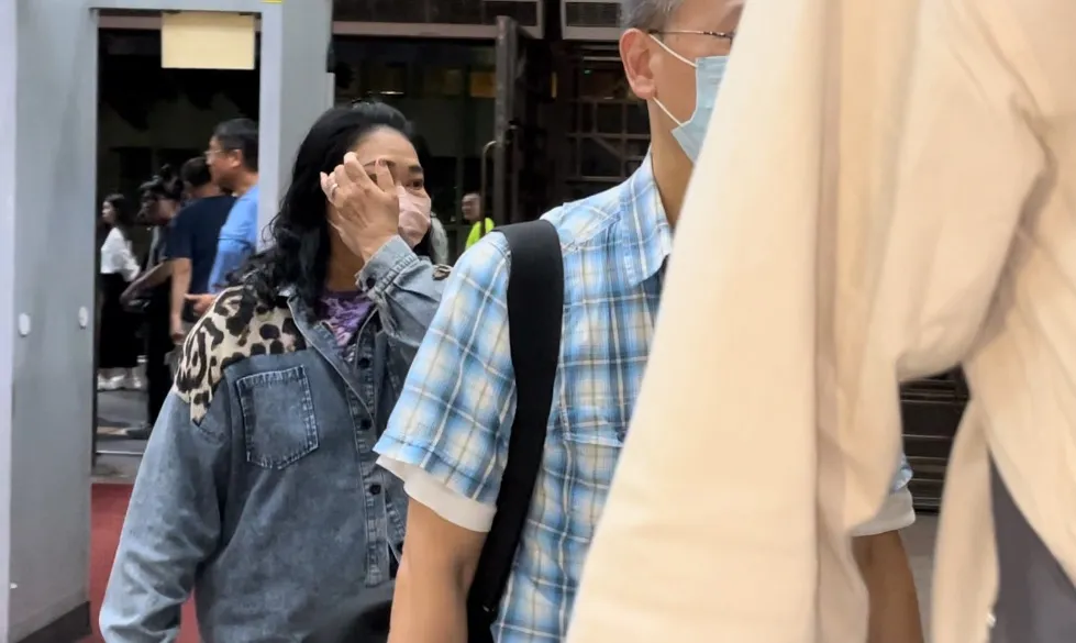 郑亦麟母亲李佳珍10万元交保。谢亚庭摄