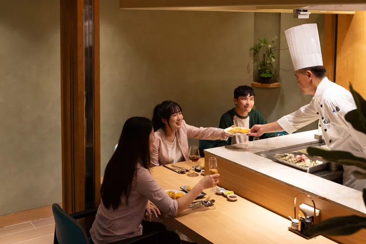 「極」炸物區為表現日本職人精神，規劃時設置了6個座位，就可像坐在居酒屋的板前一樣。漢來美食提供