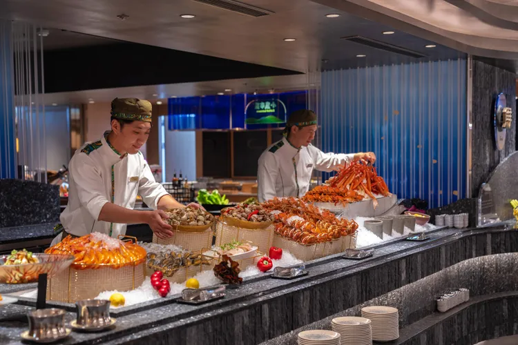 「鮮」餐檯區有冰鎮松葉蟹腳、香箱蟹以及特別的法國海螺等。漢來美食提供