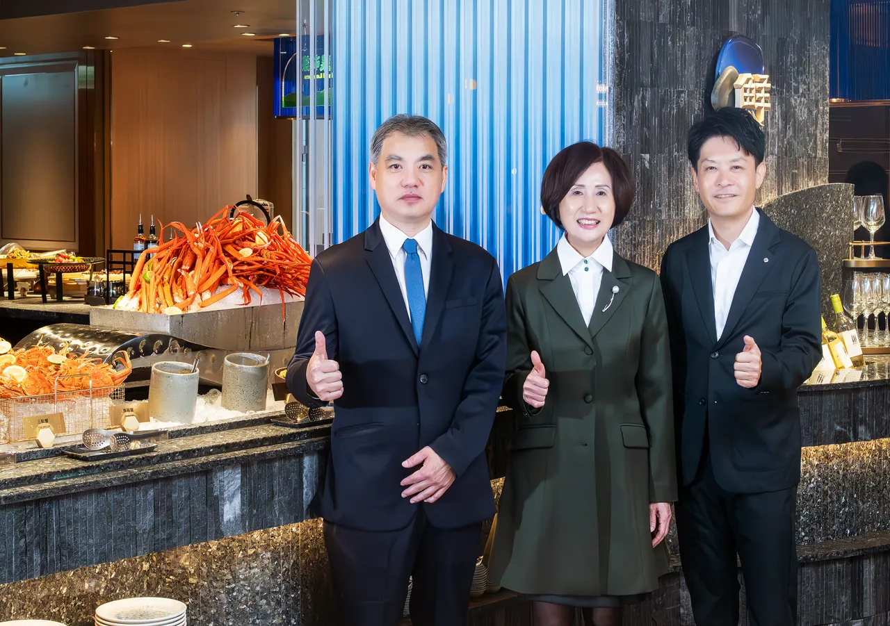 汉来美食西餐品牌总经理刘子铭(左起1)、汉来美食董事长林淑婷(左起2)、汉神百货总经理南野雄介(左起3)。汉来美食提供