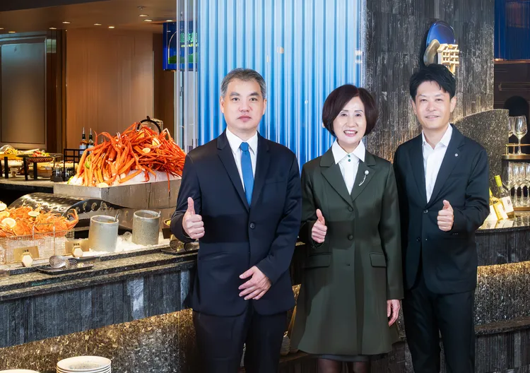 漢來美食西餐品牌總經理劉子銘（左起1）、漢來美食董事長林淑婷（左起2）、漢神百貨總經理南野雄介（左起3）。漢來美食提供