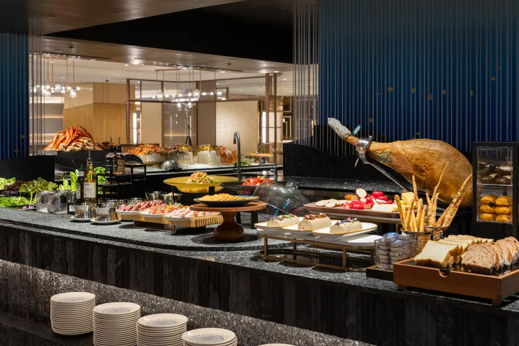 生菜沙拉區有西班牙進口ALJOMAR伊比利豬熟成火腿，可搭配松露肝醬或獨特的龍眼乾肝醬。漢來美食提供