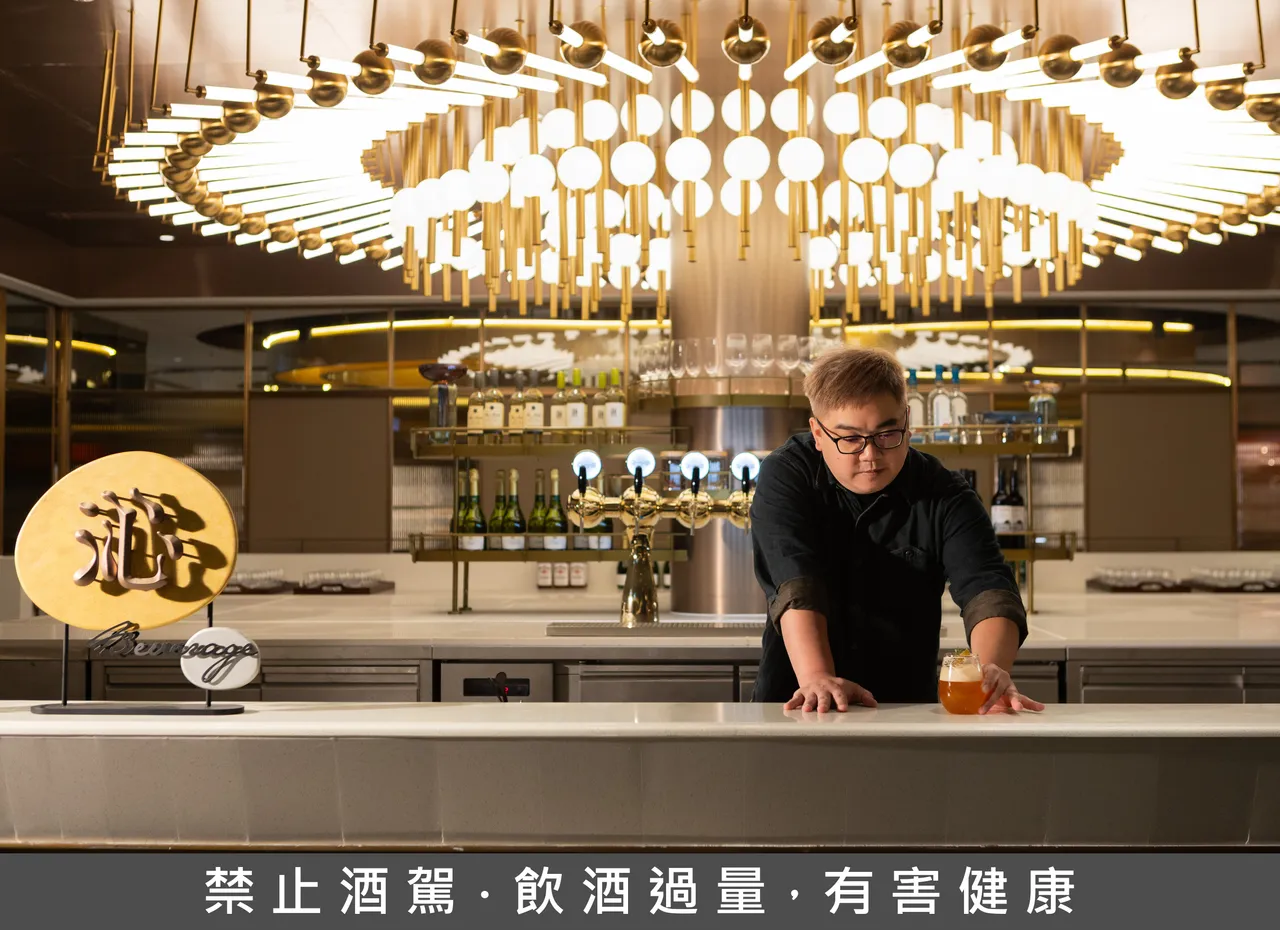 这次投入近2亿元打造全新「岛语」,将餐点相对应的佐餐酒品项同步升级,包含日料搭配清酒、中式搭配小米酒、海鲜搭配白酒与精酿啤酒等。汉来美食提供