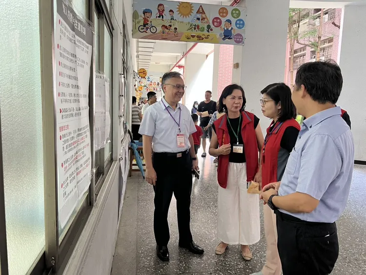 新竹縣選委會主委李安妤(右二)等人巡視投開票所。新竹縣府提供