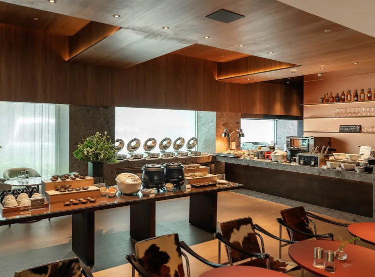 板石後方熱菜區，供應西式、台式與日式菜色，各種料理輪番登場，不定期更換菜單，為晨間餐桌注入源源不絕的創意享受。國聯大飯店提供