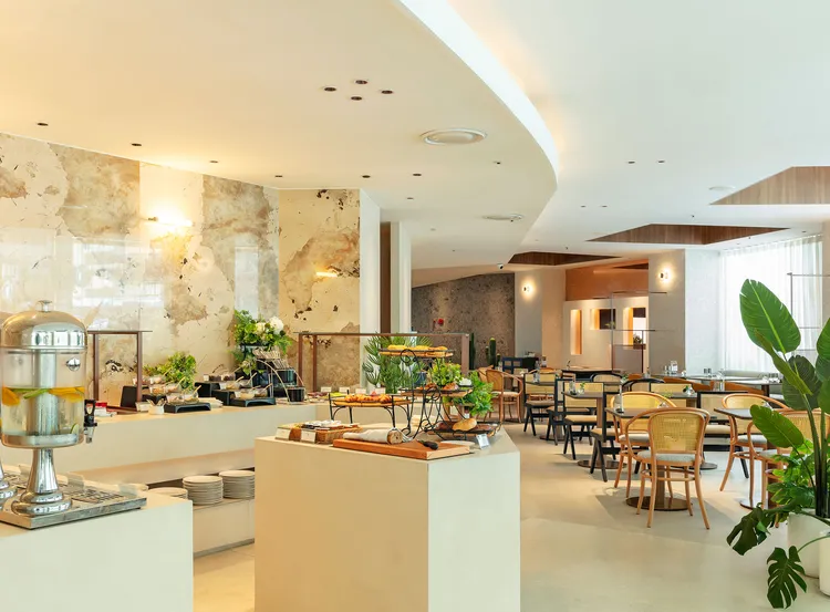 前場的取餐區明亮透淨，從沙拉、水果、冷肉盤、優格到精選麵包、吐司、各式飲品等一應俱全。國聯大飯店提供