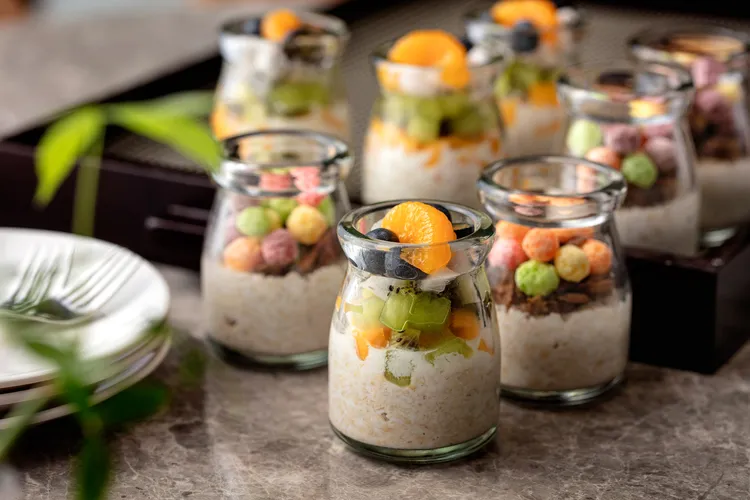 新推出的muesli燕麥，鮮奶浸潤過的燕麥片，加入檸檬汁和蜂蜜增添風味，點綴果乾、堅果或當季水果，美味又營養。國聯大飯店提供