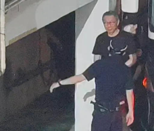 柯文哲今66歲生日!上午為1事出庭 小草「這段路」大喊「平安健康」!晚上北所外慶生