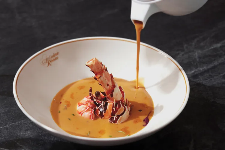 台北喜來登館內台北最佳約會餐廳「安東廳」頂級牛排館，精選五道式奢華雙人饗宴，可任選菜單中的經典前菜、湯品、配菜及甜點，主餐則推出「羅西尼牛排4oz.及半隻波士頓龍蝦」每套7999元+10%。台北喜來登大飯店提供