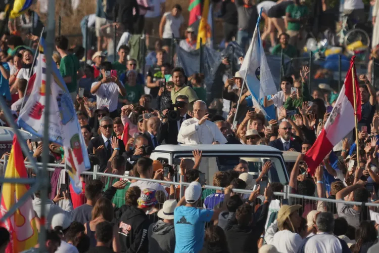 良十四世搭乘教宗座車被簇擁進現場。美聯社