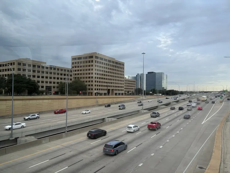 為了因應美國關稅政策，德州成為台廠卡位新賽道。圖為德州達拉斯市區車流景象。 中央社