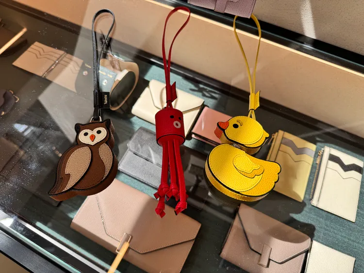 Valextra本季還有貓頭鷹、章魚、小鴨鄧可愛的立體吊飾。張家玲攝