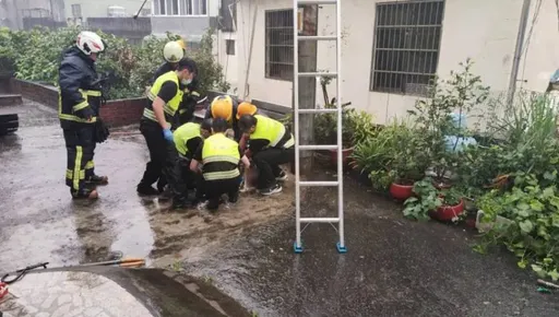 台电承揽工人遇「强降雨」疑触电「挂在电杆上」 无生命迹象送医