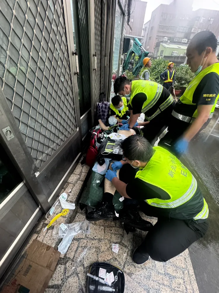 張姓台電員工送醫。翻攝畫面