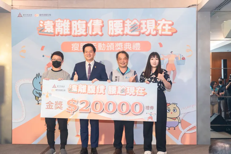 邱臣遠頒獎表揚。新竹市府提供