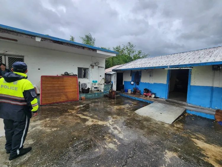 警方協助撤離保全戶。警方提供