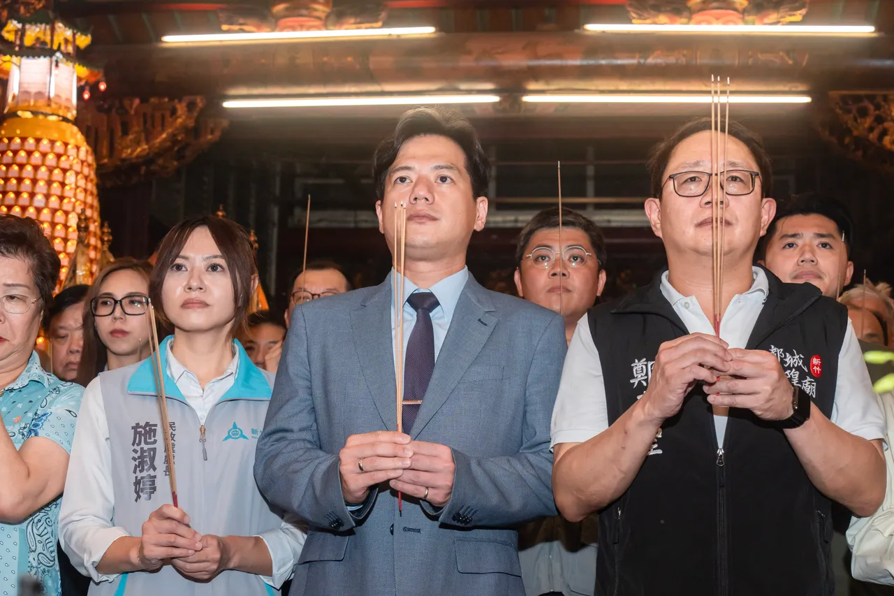 新竹市代理市長邱臣遠、新竹都城隍廟管理人鄭來聖等人入廟團拜祈福。新竹市府提供
