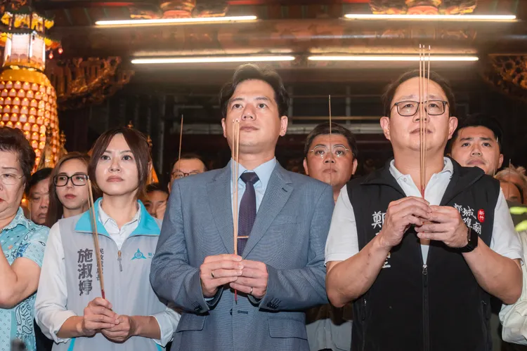 新竹市代理市長邱臣遠、新竹都城隍廟管理人鄭來聖等人入廟團拜祈福。新竹市府提供