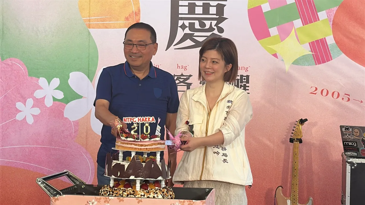 新北市長侯友宜與客家局長劉冠吟一同切下蛋糕,慶賀園區20周年生日快樂。曾佳俊攝