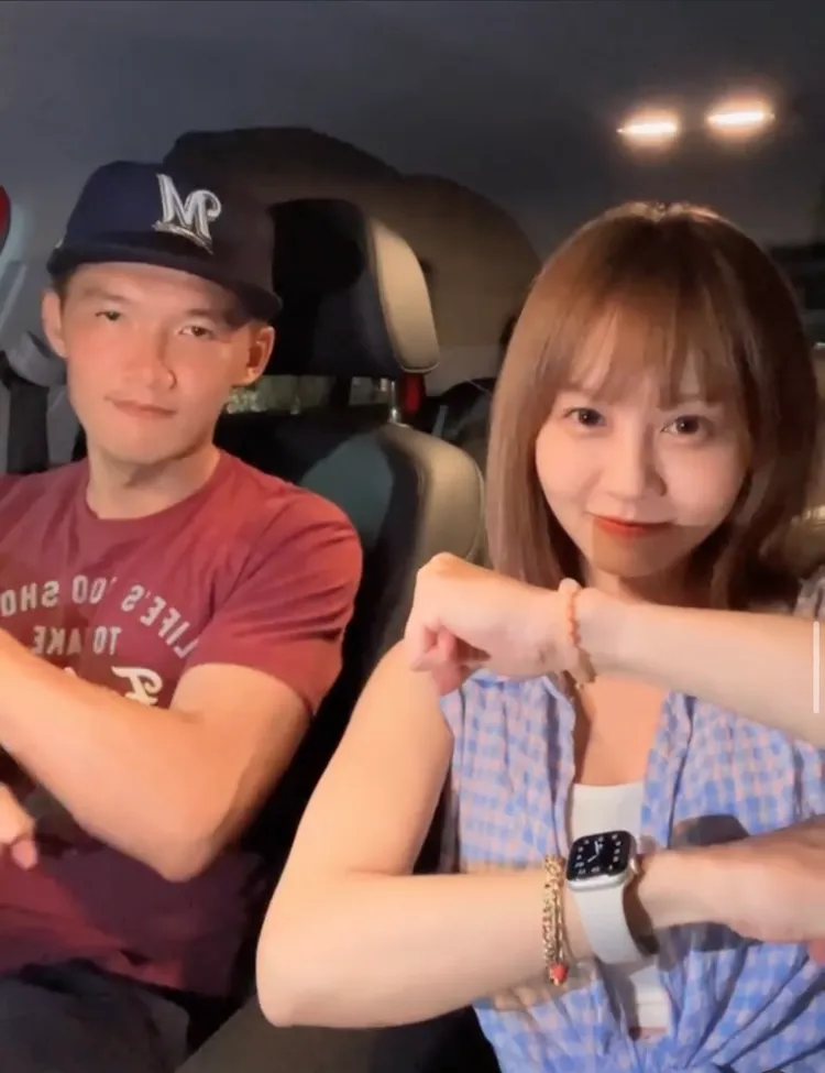 崔荷潾（右）和Josh拍互動影片。翻攝崔荷潾IG