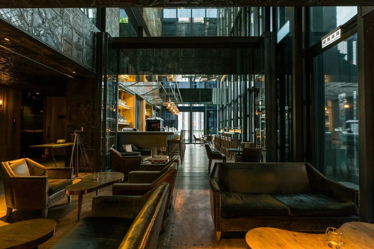「EAST END」位于 HOTEL PROVERBS Taipei 赋乐旅居三楼的酒吧,是全台首家入选 Asia’s 50 Best Bars 的饭店型酒吧。(翻摄自EAST END脸书)