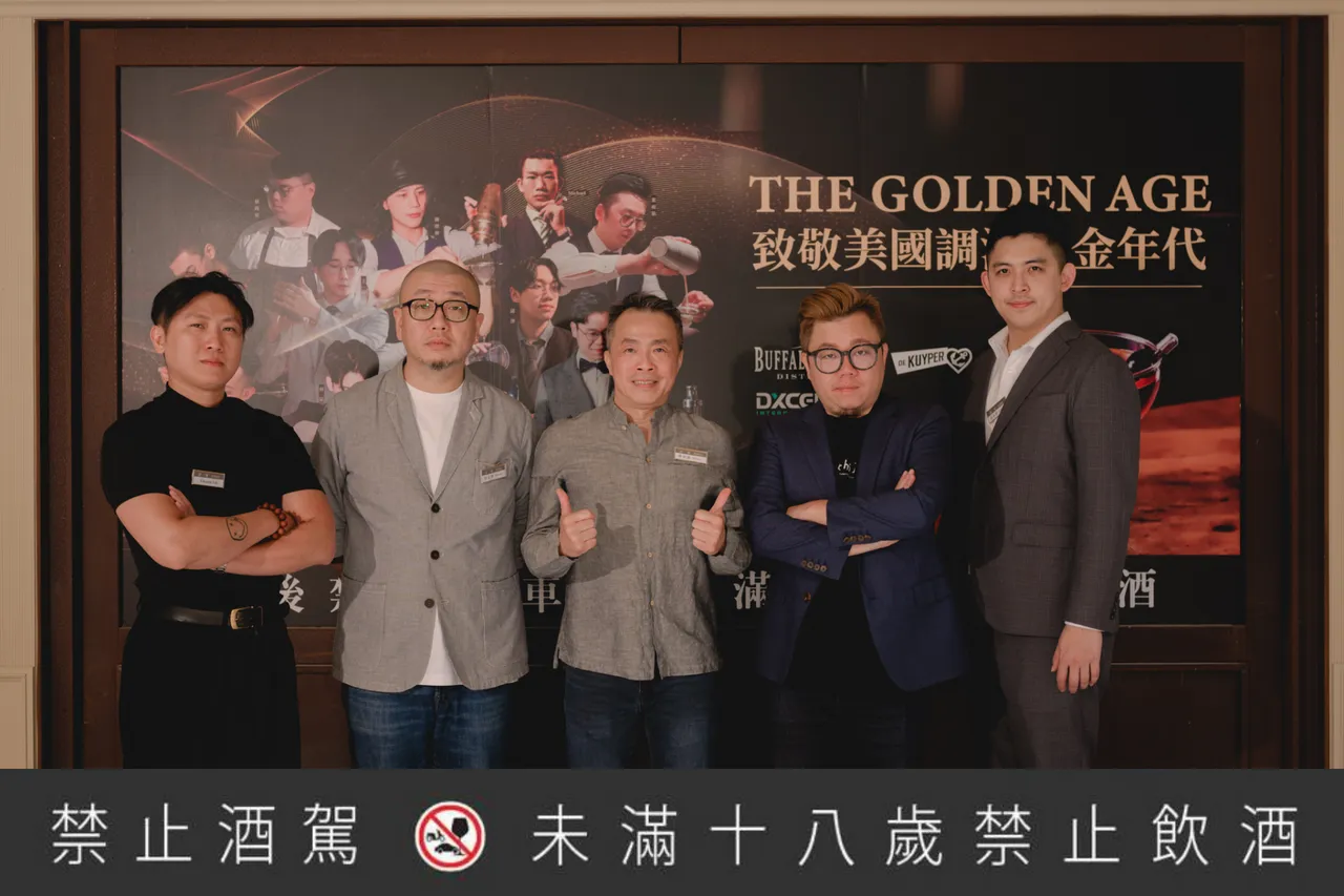 重量级评审团左起依序为 Vincent、徐文骏 Jaffee Hsu、长懋酒业总经理陈展鑫、Nono Yu 与高永霈 Pedison。(业者提供)