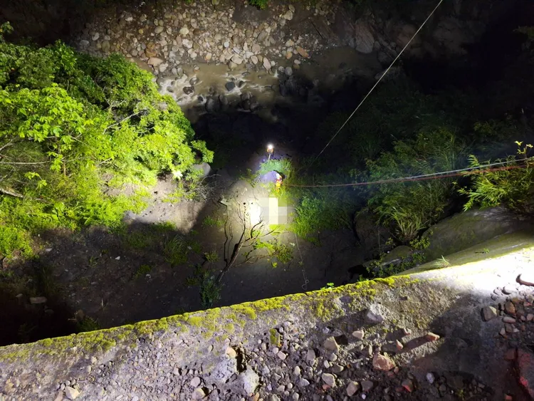 機車摔落50公尺深山谷，消防人員協助脫困送醫。翻攝畫面