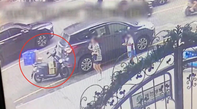 路過民眾看見汽車撞倒機車，驚訝的雙手打開。翻攝畫面