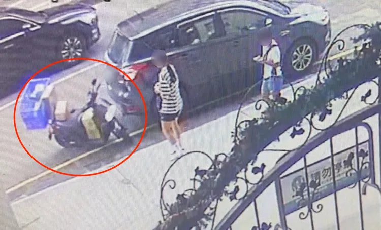 路過民眾看見汽車撞倒機車，驚訝的雙手打開。翻攝畫面