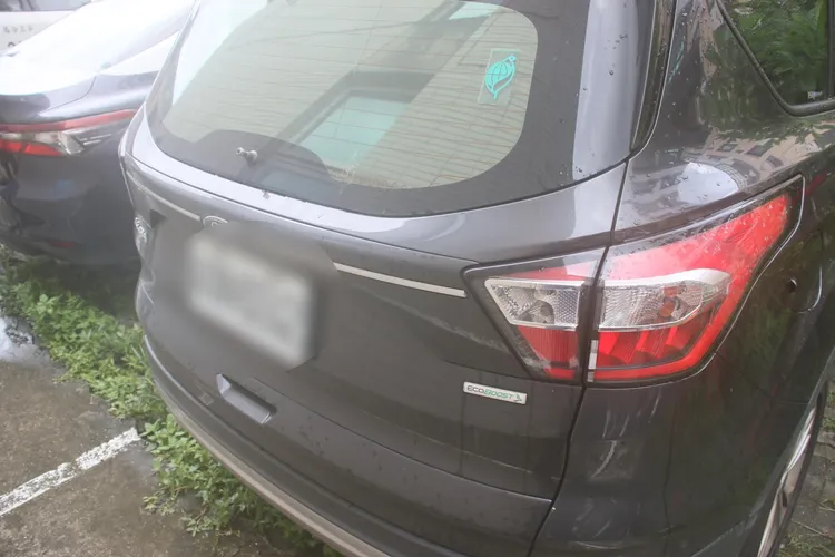 汽車尾巴也有擦痕。翻攝畫面