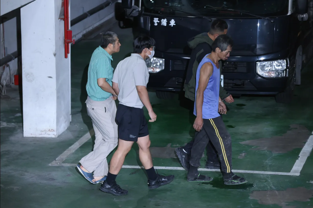 「小英男孩」鄭亦麟(左二)涉收賄遭羈押禁見。民眾提供